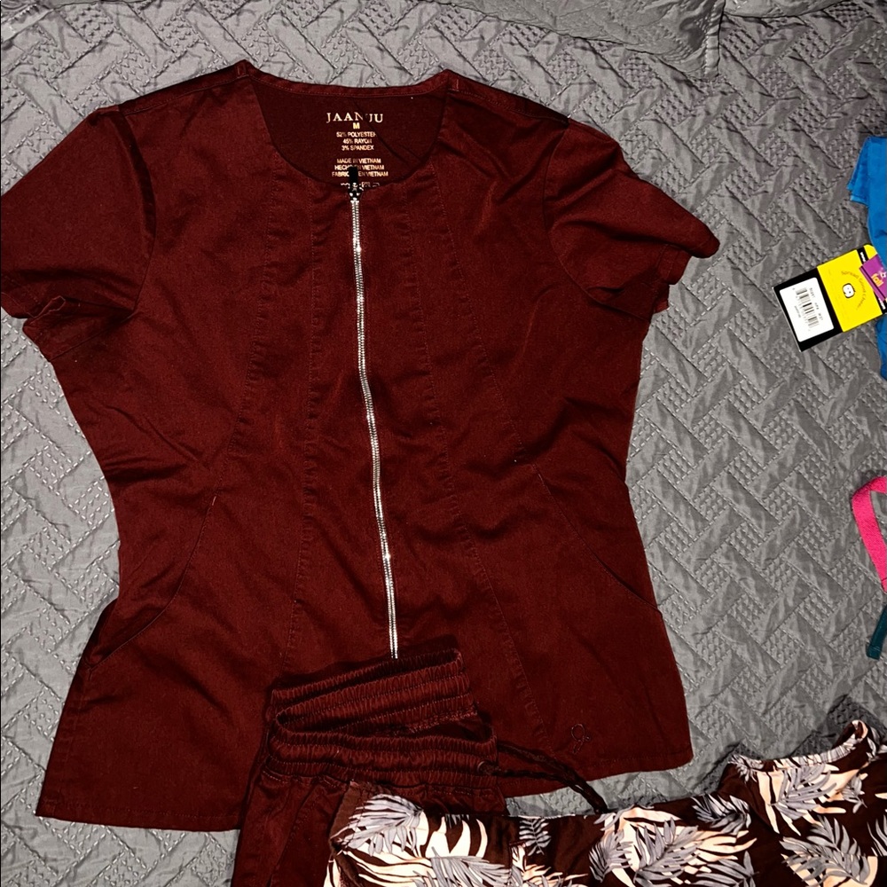 JAANUU Burgundy scrub set M